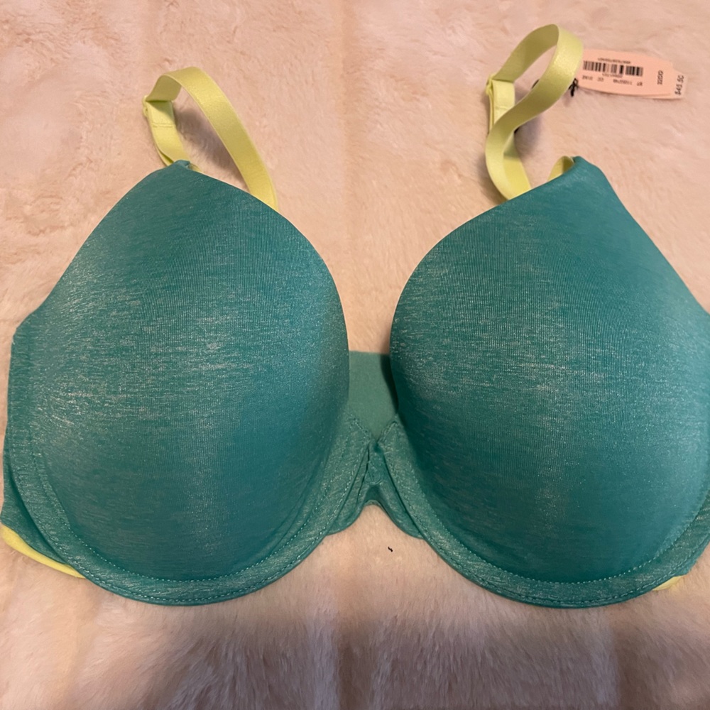 NWT- Victoria’s Secret molded bra, 32DD